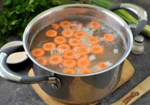 Суп из минтая с манкой и зелёным луком Суп из минтая с манкой и зелёным луком