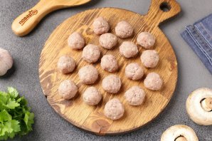 Суп с фрикадельками, грибами и плавленым сыром