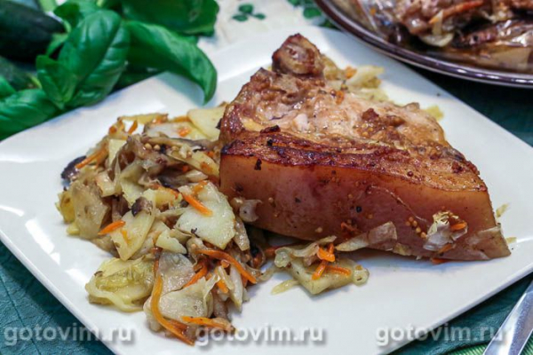 Свинина, запеченная в пакете с картофелем, капустой и грибами Свинина, запеченная в пакете с картофелем, капустой и грибами