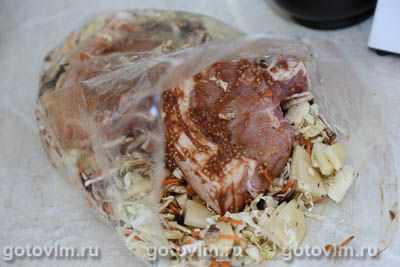 Свинина, запеченная в пакете с картофелем, капустой и грибами Свинина, запеченная в пакете с картофелем, капустой и грибами