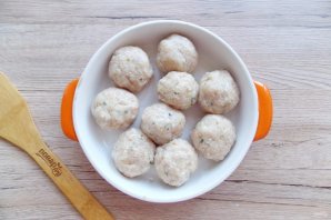 Тефтели в сметанно-томатном соусе в духовке