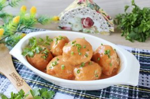 Тефтели в сметанно-томатном соусе в духовке