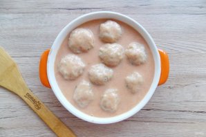 Тефтели в сметанно-томатном соусе в духовке