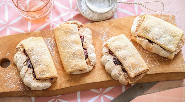 Вкусные сладкие булочки с вишней, пошаговый рецепт с фото