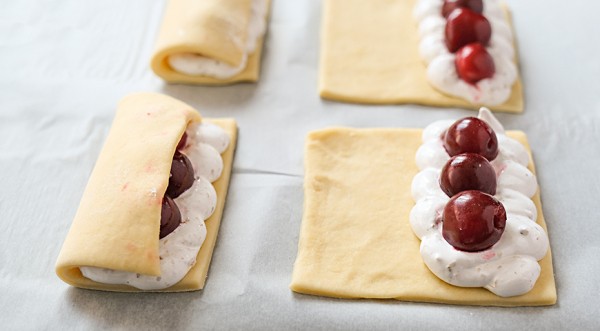 Вкусные сладкие булочки с вишней, пошаговый рецепт с фото