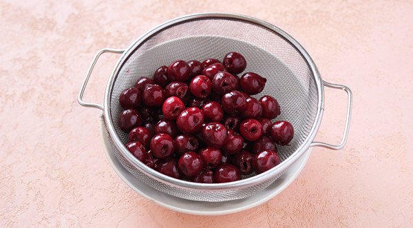 Вкусные сладкие булочки с вишней, пошаговый рецепт с фото