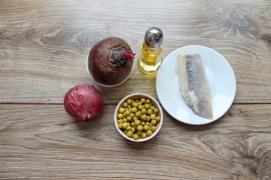 Закуска из соленой сельди, свеклы и горошка