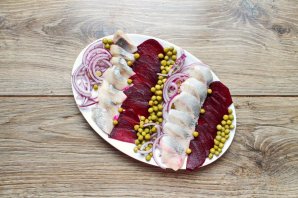 Закуска из соленой сельди, свеклы и горошка