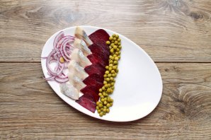 Закуска из соленой сельди, свеклы и горошка
