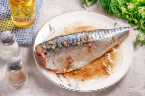 Запеченная скумбрия с чесноком и паприкой