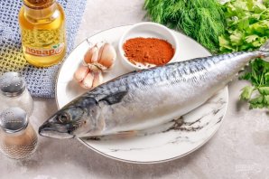 Запеченная скумбрия с чесноком и паприкой