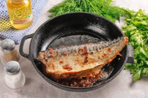 Запеченная скумбрия с чесноком и паприкой