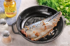 Запеченная скумбрия с чесноком и паприкой