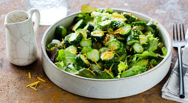 Зеленый салат с огурчиками и цитрусовой заправкой, пошаговый рецепт с фото