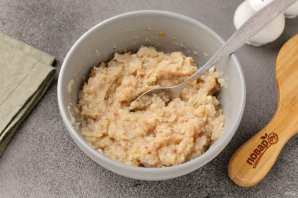 Жареные рыбные палочки из минтая в манной панировке