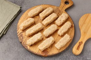 Жареные рыбные палочки из минтая в манной панировке