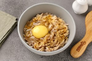 Жареные рыбные палочки из минтая в манной панировке