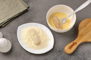 Жареные рыбные палочки из минтая в манной панировке
