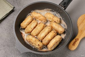 Жареные рыбные палочки из минтая в манной панировке