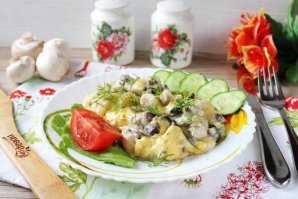 Жульен с курицей и грибами на сковороде