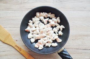 Жульен с курицей и грибами на сковороде