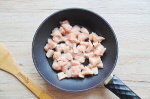 Жульен с курицей и грибами на сковороде