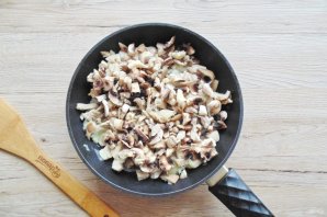 Жульен с курицей и грибами на сковороде