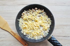 Жульен с курицей и грибами на сковороде