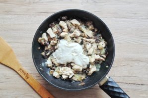 Жульен с курицей и грибами на сковороде