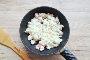 Жульен с курицей и грибами на сковороде