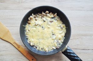 Жульен с курицей и грибами на сковороде