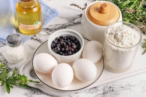 Бисквит с черникой в мультиварке