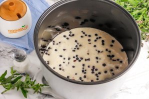 Бисквит с черникой в мультиварке