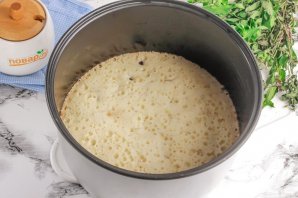 Бисквит с черникой в мультиварке