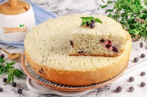 Бисквит с черникой в мультиварке