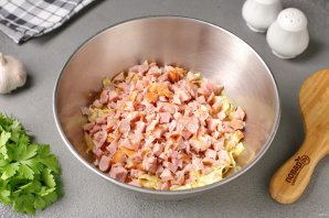 Блинный салат с копченой курицей