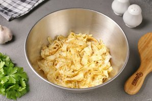 Блинный салат с копченой курицей