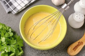 Блинный салат с копченой курицей