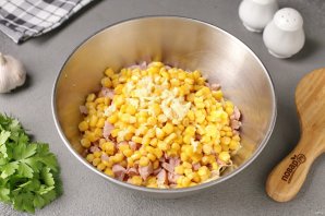 Блинный салат с копченой курицей