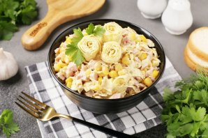 Блинный салат с копченой курицей Блинный салат с копченой курицей