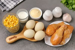 Блинный салат с копченой курицей