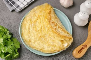 Блинный салат с копченой курицей