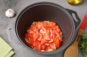 Ближневосточный плов с курицей и помидорами