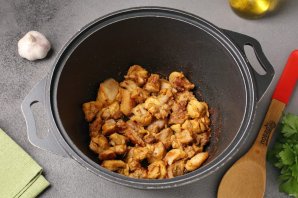 Ближневосточный плов с курицей и помидорами