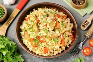 Ближневосточный плов с курицей и помидорами