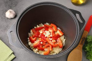 Ближневосточный плов с курицей и помидорами