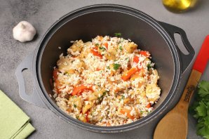 Ближневосточный плов с курицей и помидорами