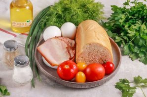 Брускетта с помидорами, беконом и яйцом пашот