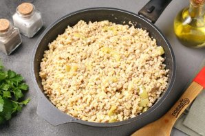 Булгур с фаршем, сладким перцем и сметаной