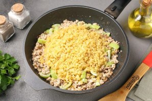 Булгур с фаршем, сладким перцем и сметаной